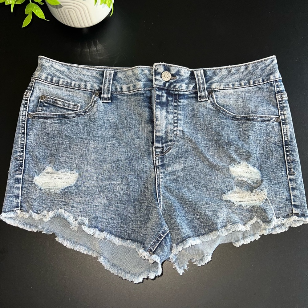 EUC Celebrity Pink Denim Distressed Shorts Size 9 (29)
